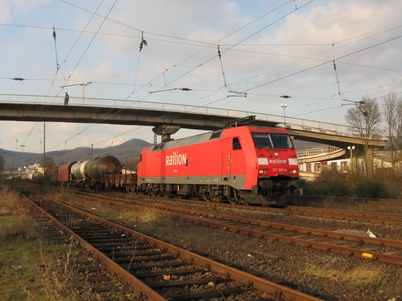 152 081 ist am 14.03.2008 bei Bad Honnef Richtung Sden unterwegs.
Einziger Schnheitsfehler: Mastschatten auf der Lok.