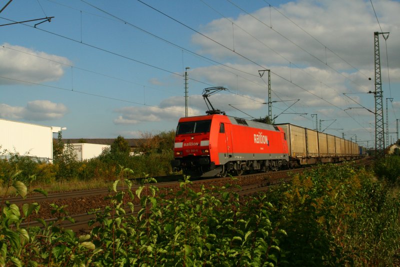 152 081 legt sich in Obertraublingen mit ein Wechselpritschenzug in die Kurve.13.09.07