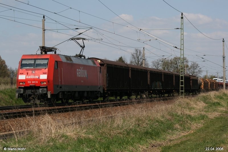 152 081 passiert mit einem gemischten Gterzug in krze Posten 72 bei Priort.