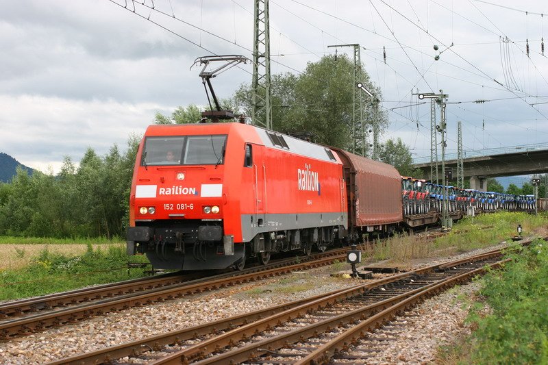 152 081 verl�sst mit G�terzug den Bahnhof Offenburg. 26.06.2007