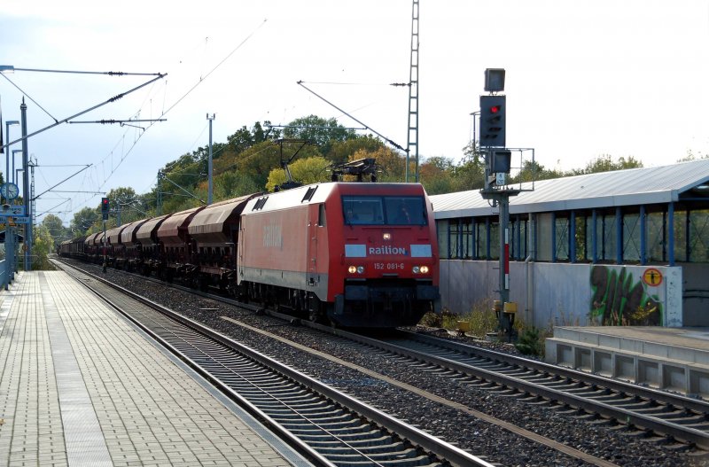 152 081 zieht am 13.10.09 einen G�terzug durch Burgkemnitz Richtung Berlin. Sie musste das Gleis f�r einen versp�teten ICE freimachen.