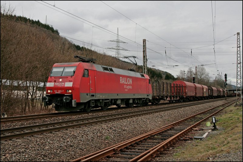 152 082 beschleunigt mit dem 52296 von Finnentrop nach Hagen Gbf. Hier bei der Ausfahrt aus Plettenberg. (11.03.2008)