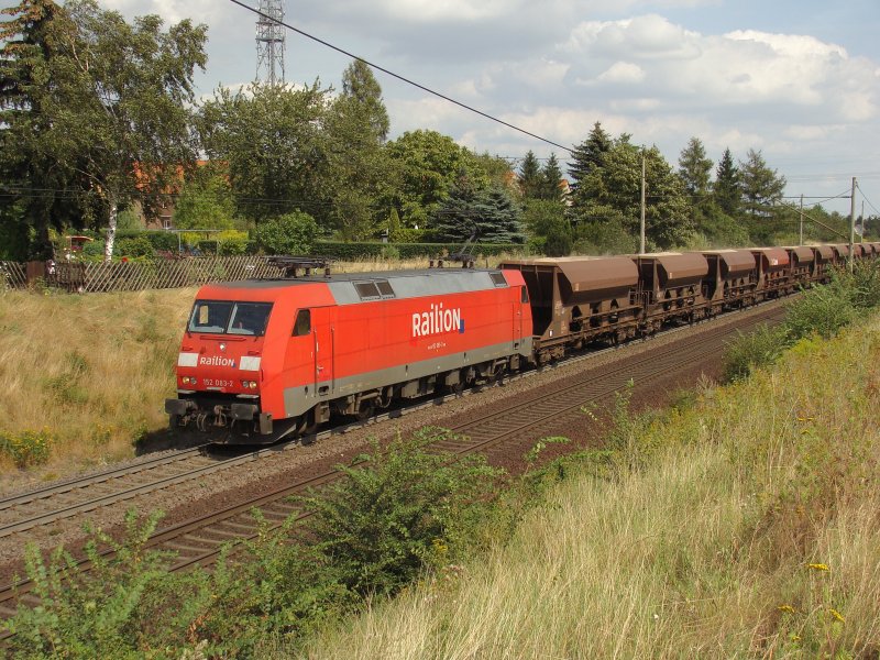 152 083-2 fhrt mit einem Ganzzug Schttgutwagen langsam in Richtung Braunschweig. Fotografiert am Stadtrand von Magdeburg am 18.08.2009
