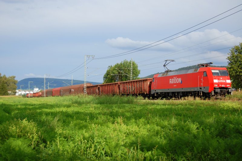 152 083-7 zieht am 23.08.07 den plan. Gterzug von Aalen nach Stuttgart-Hafen, hier in Hhe Aalen-Essingen aufgenommen.
