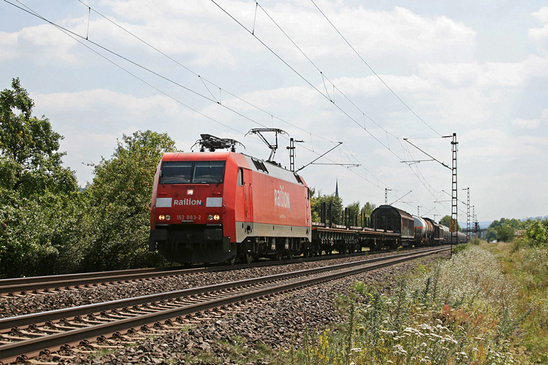 152 083 mit einem gemischten G�terzug am 05.08.2009 bei Th�ngersheim.