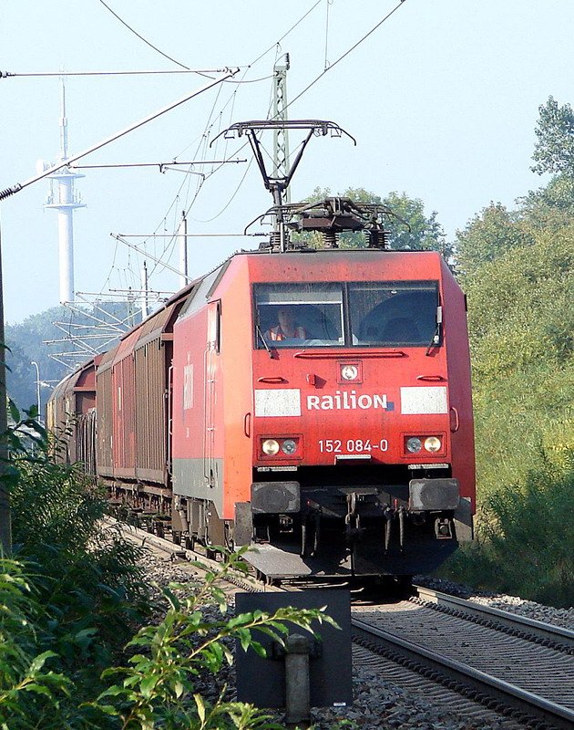 152 084-0 kommt mit einem Gterzug aus dem Seehafen Rostock. Stralsund am 23.09.07 