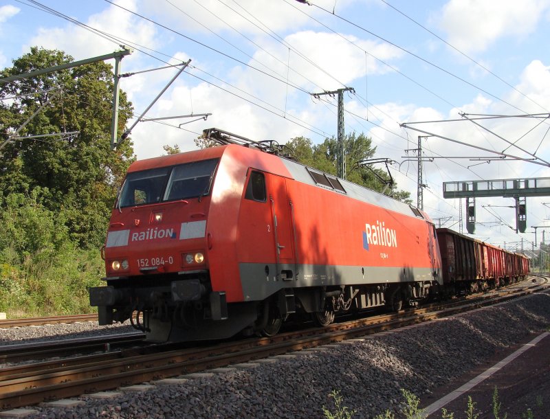 152 084-0 mit einem gemischten Gterzug in Richtung Braunschweig kurz hinter Magdeburg Hbf in Hhe Platz des 17. juni/Sachsenring am 14.08.2009