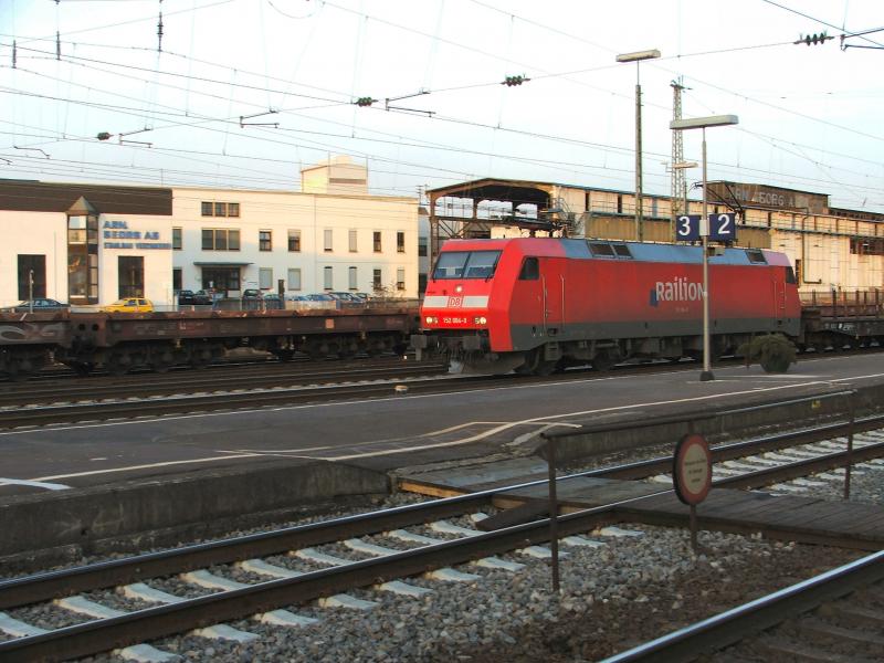 152 084-0 der Railion bei der Durchfahrt in Neuwied.