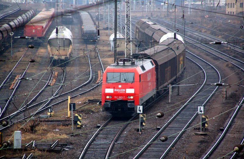 152 085 steht am 22.02.09 mit einem kurzen Gterzug im Rbf Halle(S).