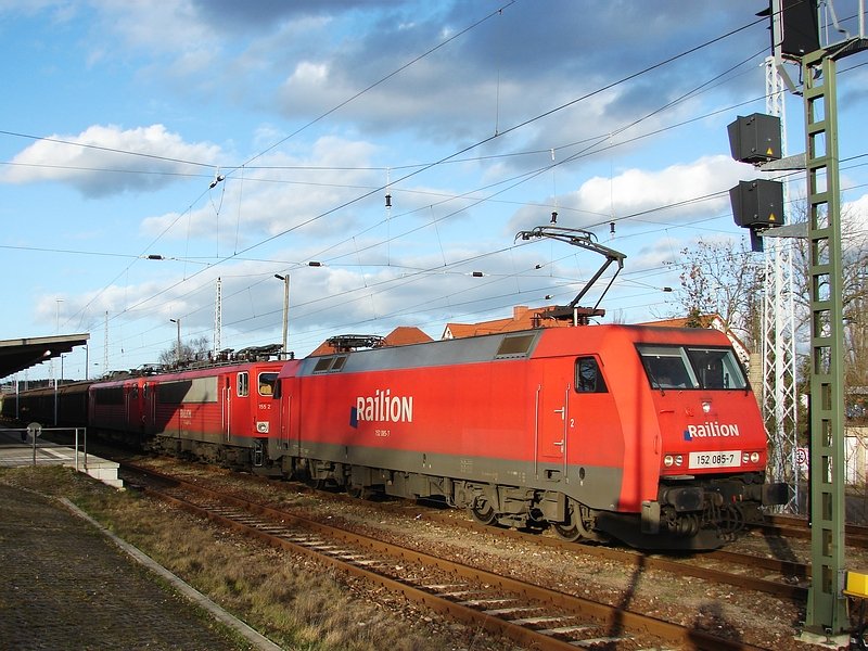 152 085 steht am Abend des 17.03.07 im Bahnhof Neustrelitz. Im Schlepp hat sie noch 155 222 und 155 228. Hier sei noch gesagt, dass es sich bei 152 085 um die letzte 152 in dieser Beklebung handelt (altes RAILION-Logo und kleiner Kontraststreifen).