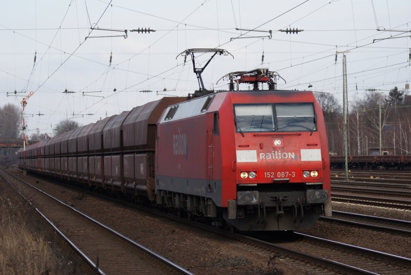 152 087-3 mit Kohlezug in Dsseldorf Rath am 01.02.2009