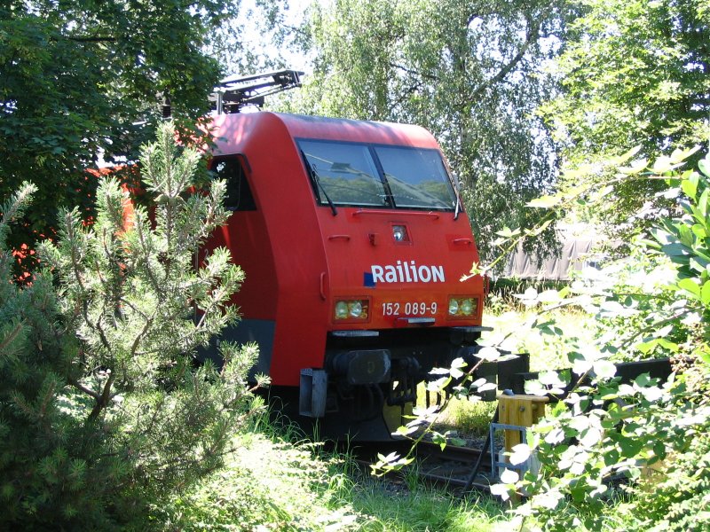 152 089 abgestellt im sog. Postgleis in Crailsheim. Sie fuhr an diesem Tag LZ nach Gaildorf/West um dort die bergabe nach Stuttgart/Hafen zu bernehmen. Ein Bild welches die Umweltvertrglichkeit des Systems Eisenbahn doch ganz klar untermauert, oder nicht ?