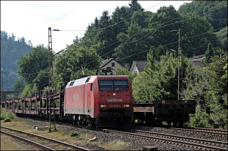 152 089 kommt aus dem Licht und hat den CSQ 60061  AUDI-Express  von Emden nach Ingolstadt am Haken. (05.06.2008)
