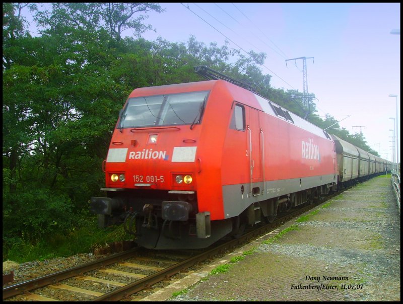 152 091 im Bahnhof Falkenberg/Elster in Richtung Hoyerswerda. Hier mit einem Kohlezug der PKP. AUfgenommen am 11.07.07.