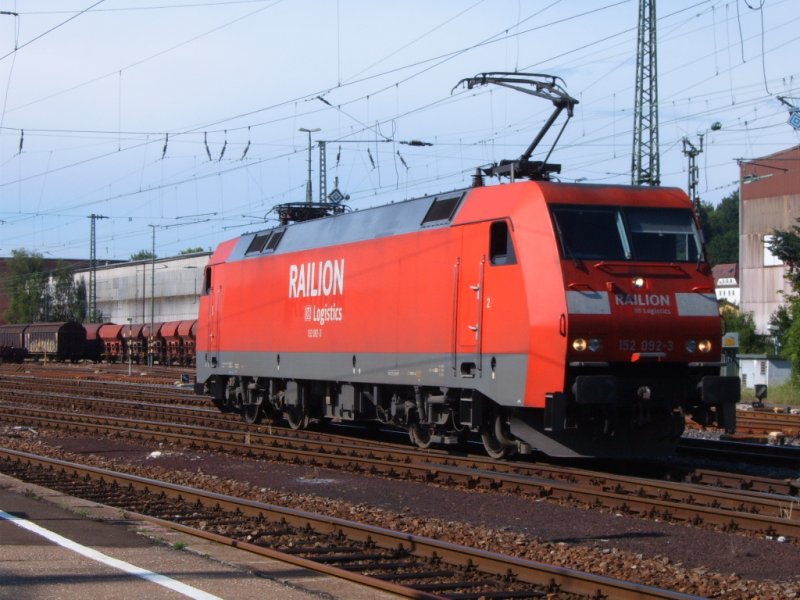 152 092-3 Railion holt am 14.06.07 ihren plan. FZT 56080 im Aalener Bahnhof ab.