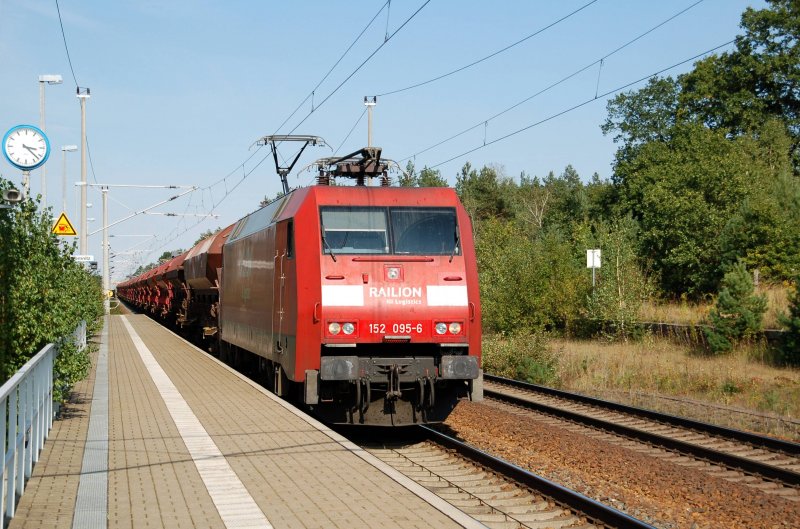152 095 fhrt am 17.09.09 mit einem Schwenkdachwagenzug durch Burgkemnitz Richtung Halle/Leipzig.
