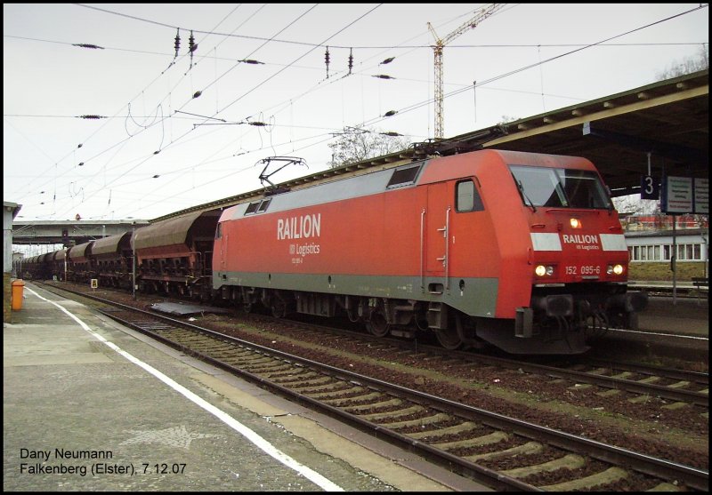 152 095 zieht einen Kohlezug durch den unteren Bahnhof Falkenberg(Elster). Dieser Kohlezug kommt gerade aus Cottbus. Aufgenommen am 7.12.07.