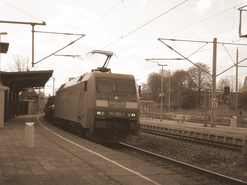 152 096 durchfhrt mit einem Gterzug auerplanmig die KBS 595 da die Strecke Erfurt-Weimar durch einen Hangrutsch blockiert war. 17.04.2008