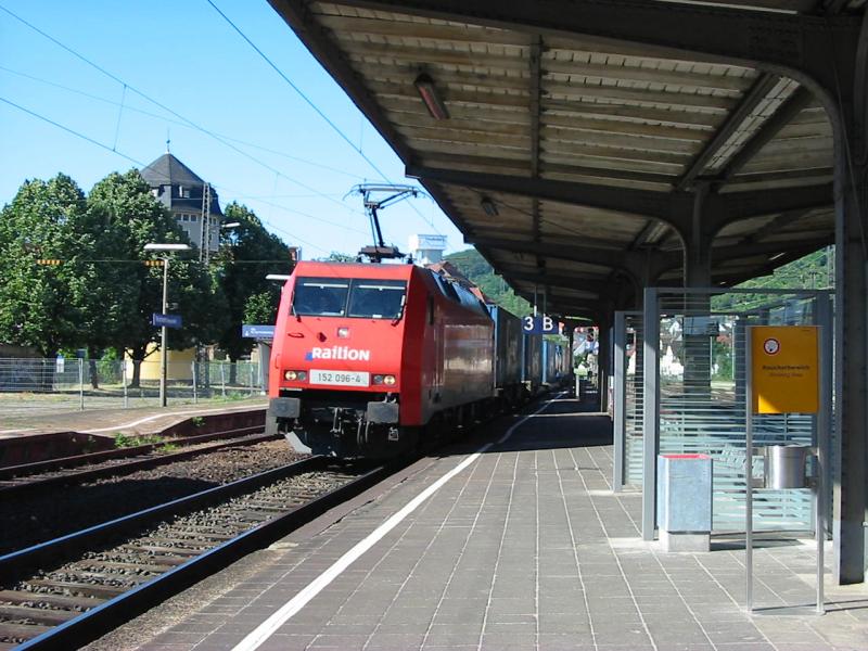 152-096 mit einem Containerzug bei der Durchfahrt von Weinheim (Bergstrae).