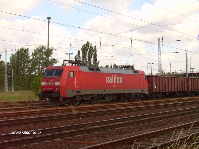 152 097 steht mit ein Schrottzug in Eisenhttenstadt abgestellt.03.07.07