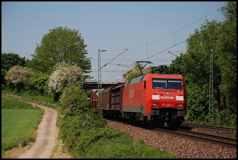 152 097 ist unterwegs in Richtung Kornwestheim. AUfgenommen am 14.Mai 2008.