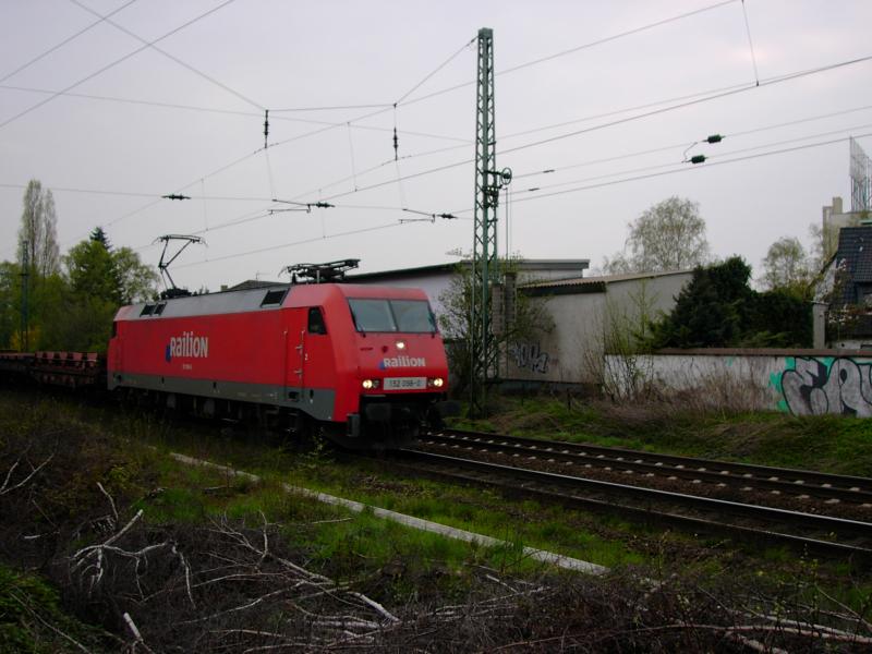 152 098-0 am 12.4.2005 unterwegs richtung Recklinghausen, hier bei Bochum Nokia.