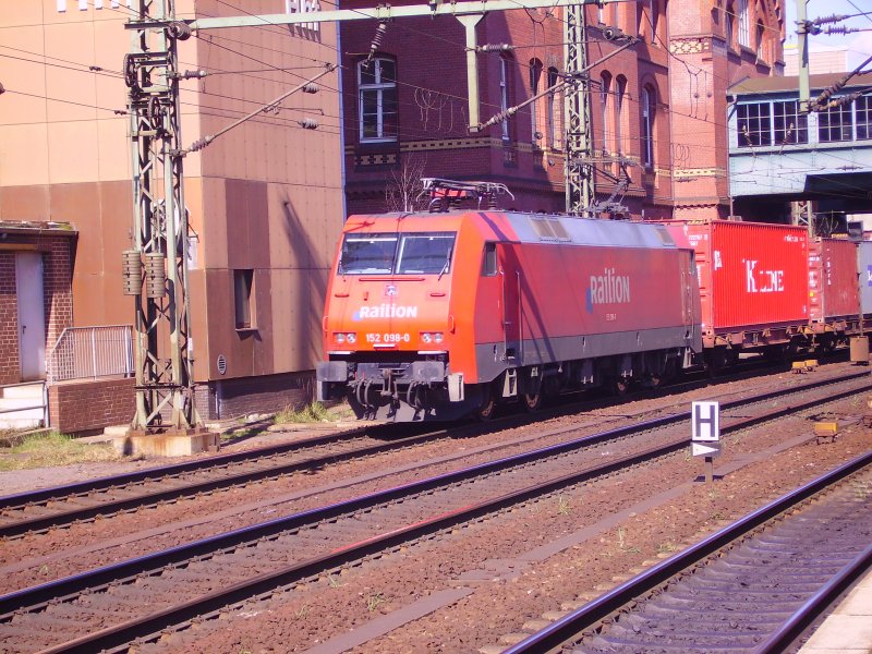 152 098-0 mit einem Container-Zug in Harburg. 4.4.07