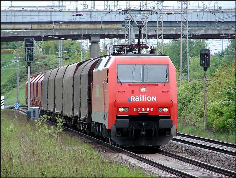 152 098-0 von Railion, fhrt in den Hbf Stralsund ein.  (am 27.05.06)