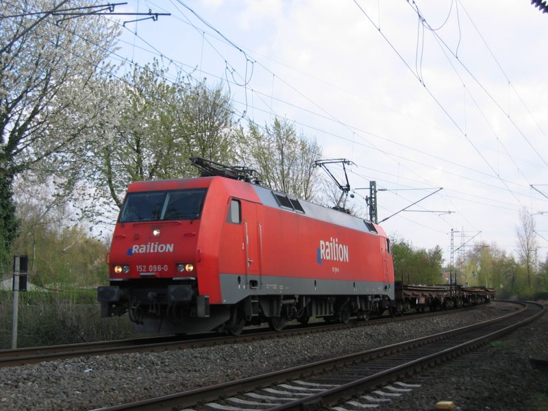 152 098-0 Railion mit Flachwagen --> KDR in D�sseldorf am 13.04.2008