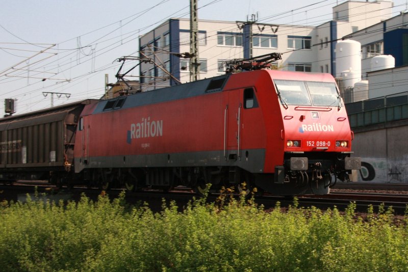 152 098-8 mit einen Gz Richtung Sden kurz vor Fulda Hbf am 25.04.2009