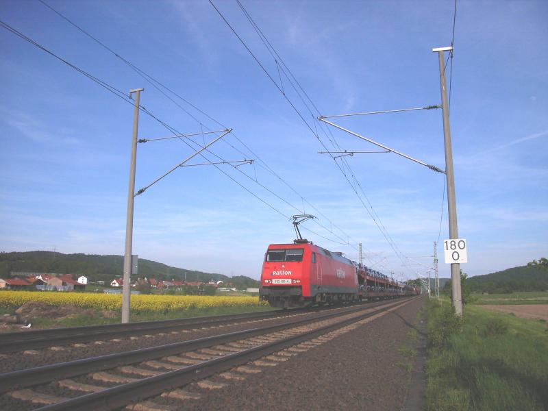 152-100 ist am Abend des 19.05.2005 mit einem G�terzug bei Eisenach in Richtung Bebra unterwegs.(Lok mit altem Railion-Logo)