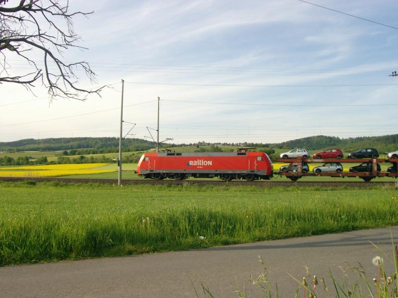 152-100 ist am Abend des 19.05.2005 mit einem G�terzug bei Eisenach in Richtung Bebra unterwegs.(Seitenansicht: Lok mit altem Railion-Logo)