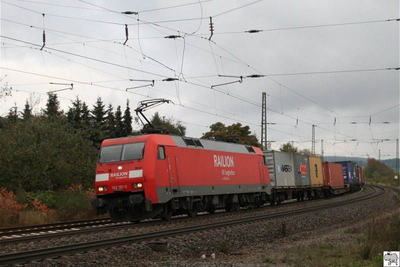152 101-2 zieht einen Containerzug in Richtung Fulda. Die Aufnahme entstand am 18. Oktober bei Gtzenhof.