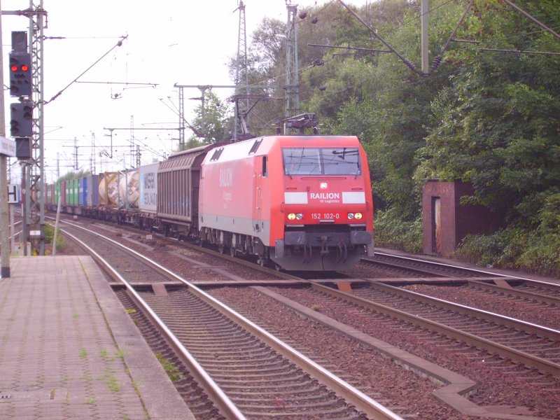 152 102-0 mit einem Containerzug durch Hamburg-Harburg. 22.08.07
