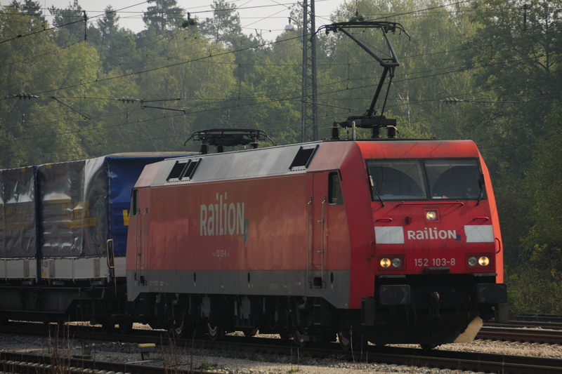 152 103-8 (mit RAILION-Schriftzug) macht sich vor einem Ganzzug der Spedition Walther ntzlich. (KBS 980, Okt. 2009).