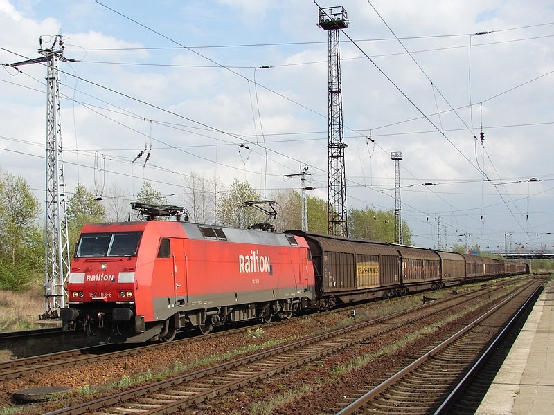 152 103 kommt mit ihrem Gterzug aus Mukran am 19.04.07 im Bereich des Rostocker-berseehafens an. (Rostock Dierkow),