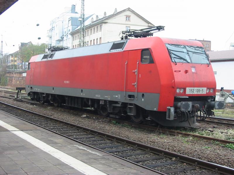 152-104 am 24.11.2005 in Worms Hbf.