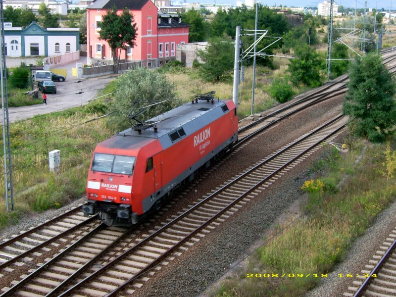 152 104 fhrt am 18.09.08 in den Rangierbereich vom Bitterfelder Bahnhof um dort abgestellte Kesselwagen abzuholen.