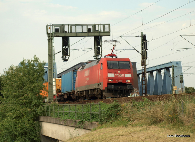 152 106-1 zieht am 20.08.09 einen Containerumleiter aus Waltershof ber die Sderelbbrcken Richtung Sden.