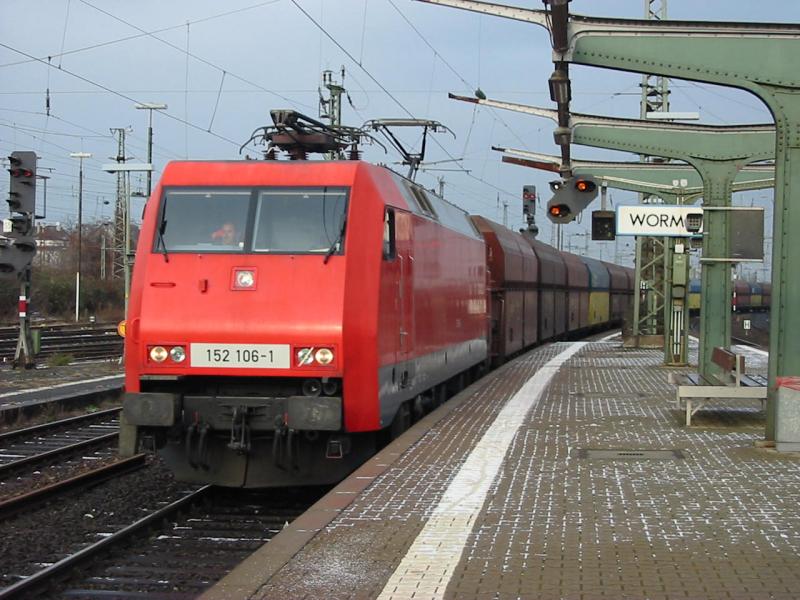 152-106 am 27.12.2005 bei der Durchfahrt von Gleis 3 in Worms Hbf.