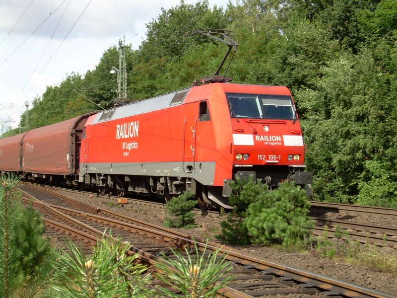 152 106 am 7.8.2006 mit ihrem G�terzug bei der Durchfahrt durch Eystrup Richtung Hannover