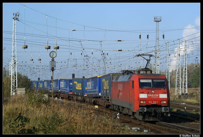 152 106 mit dem LKW-Walter-Gz verlsst gerade den Rostocker Seehafen. 31.10.08