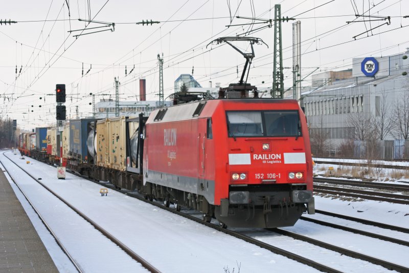 152 106 mit KLV Zug am 25.02.2009 am Heimeranplatz in M�nchen.