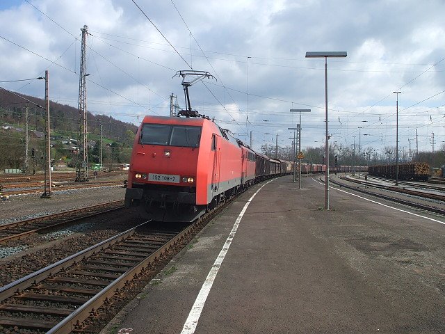 152 108-7 + 140 mit Gterzug am 07.04.2007 in Kreiensen.