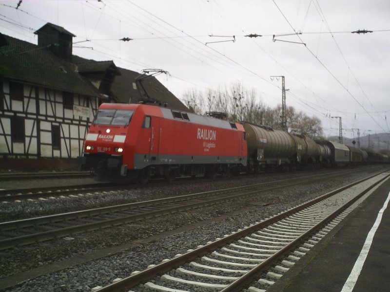 152 109-5 mit gemischten Gterzug am 03.02.2007 in Kreiensen.