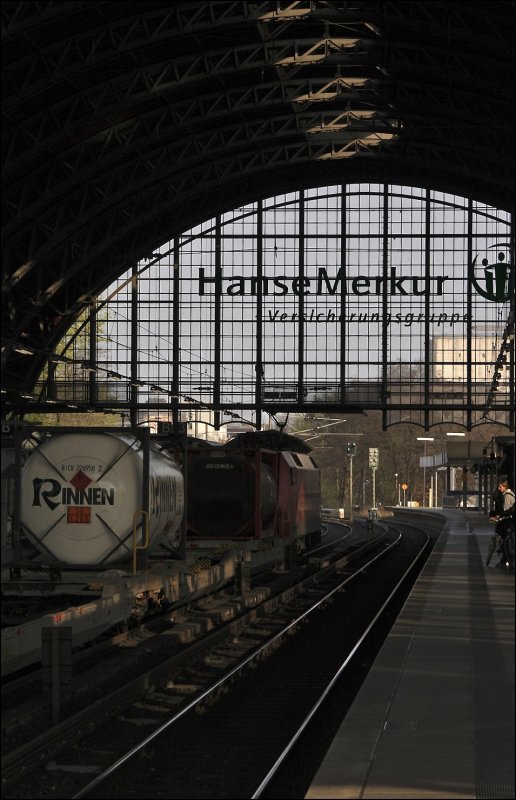 152 110 durchfhrt die schne Bahnhofshalle von Hamburg-Dammtor. (11.04.2009)