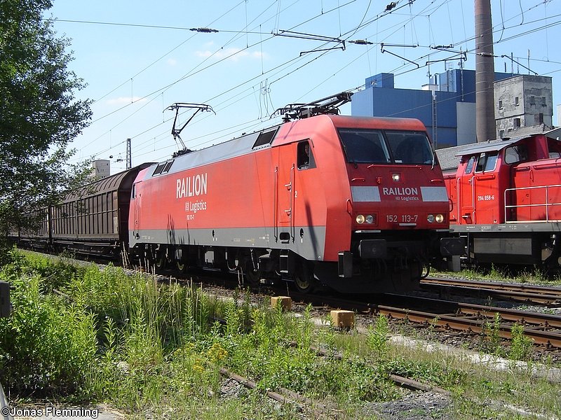152 113 beschleunigt nach dem Halt vor einem Hp0 und �berholt dabei eine am MF Misburg stehende 294. Die 152 ist mit ihrem GZ auf dem Weg nach Lehrte. 