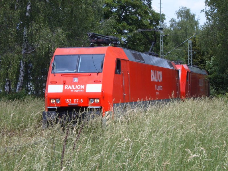152 117-8 und 185 284-7 stehen am 31.05.07 abgebgelt auf einem Abstellgleis im Crailsheimer Bahnhof.