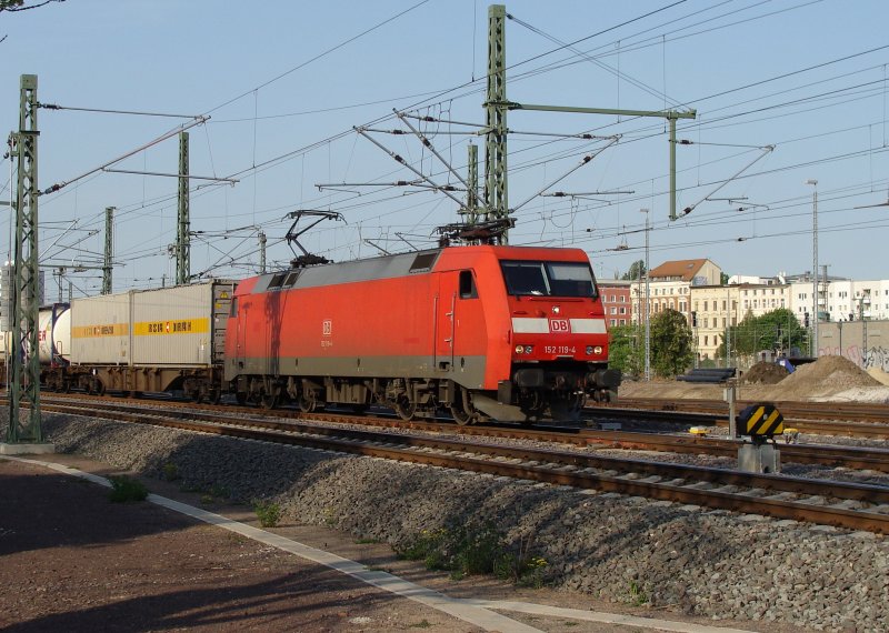 152 119-4 mit einem Containerzug kurz hinter Magdeburg Hbf am alten Lokschuppen in der Maybachstrae. Die Fahrt ging in Richtung Braunschweig, fotografiert am 02.05.2009.