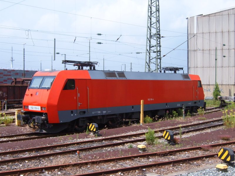152 119-4 steht am 12.06.07 abgebgelt im Aalener Bahnhof.